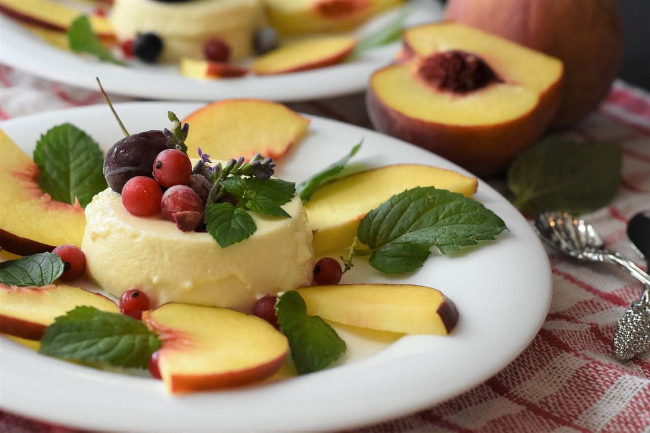 Scopri come utilizzare addensanti naturali a freddo per preparare dolci estivi leggeri e deliziosi.